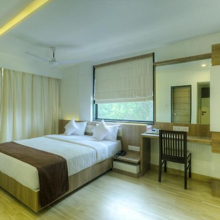 Crown Inn Panvel Exteriér fotografie